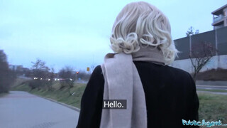 Public Agent - világos szőke fekete csajszi és a vastag himbilimbi