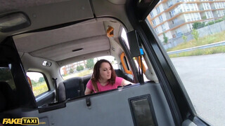 Fake Taxi - Maya B megdöngetve a hátsó ülésen