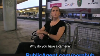 PublicAgent - vonatra váró szomorú szuka