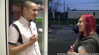 Casual Tinédzser Szex - egy gyors menet a lila hajú csajjal