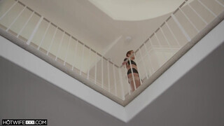 HOTWIFEXXX - Rövid hajú asszony megkettyintve