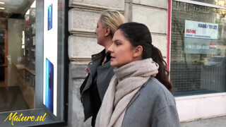 Tini pipi nyalja a szőrös vén muffot