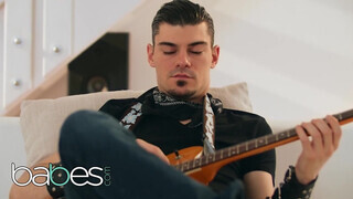Babes - Mia Evans kefél a gitáros fószerrel