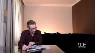 Óriás keblű fiatal barinő