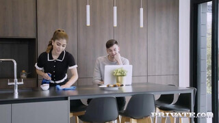 Private com - Marina Gold a óriási fenekű szobalány