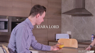 Kiara Lord benyeli a cerkát