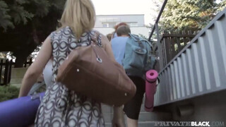 Private Interracial - Luna Rival vaginája megkettyintve