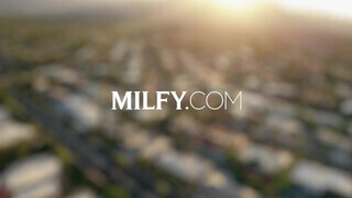 MILFY - Savannah Bond méretes farokkal fenékbe kurelva