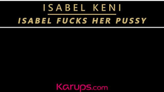 Isabel Keni imádja a műbrét
