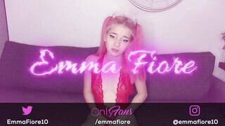 Emma Fiore gigantikus dildókat nyom a fenekébe