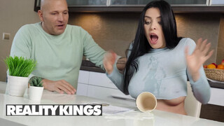 REALITY KINGS - Kira Queen a szomszéd palival kúrel