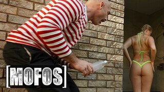 MOFOS - Harley King a szexy világos szőke fiatal csajszika