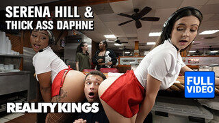 REALITY KINGS - Thick Ass Daphne és Serena Hill a szívdöglesztő pincérnők