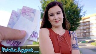 Szívdöglesztő pici Eliss meztelenül pózol amatőr fotózáson