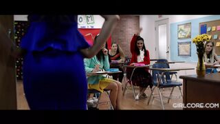 Angela White és Georgia Jones megbüntetik a repedtsarkú zsenge diákokat