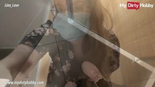 Lina Love mellbimbós bige masturbál közkonyhában