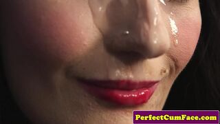 Szívdöglesztő csipkés szépség méretes adag arcon