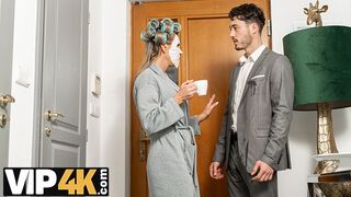 Az érett világos szőke francia anyuci újra csábít zsenge fickót