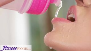 Afina Kisser világos szőke orosz milf éhesen cidázza a hatalmas hímvesszője