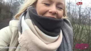 Forró fiatal gádzsi kerékpáron dörzsöli lucskos puncáját