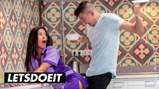 A vonzó szobalány Jade Presley kitakarít és orálozza a termetes faszkat a forró szálláson