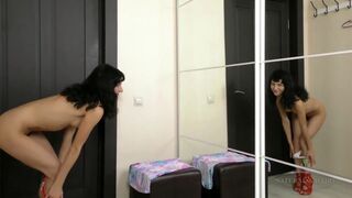 Zsenge bige szőrös puncival masturbál a tükör előtt