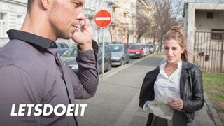 Lenyűgöző turista Silvia Dellai mélyen megdöngetve egy helyi csóka által