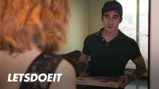 Megcsaló bulkesz Arian Joy először a barátját baszogatja, aztán a kézbesítő pali megdugja jól