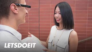 Jureka Del Mar ázsiai lány leszopja a gigászi zsíros idegen fazt és jól meglovagolja