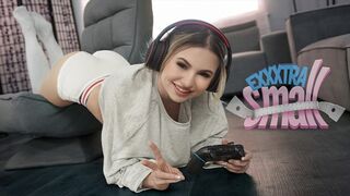 Pici tinédzser szuka Aria Banks elkapja magas mostohabátyját Chris Epicet, aki a szobájában veri a kukija