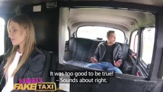 Tini fószer gyorsan megdugja Angel Piaff lucskos kiborotvált puncáját a hamis taxiban