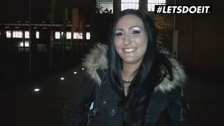 Mira grey német fekete cafka döngeti az idegent pénzért a buszon
