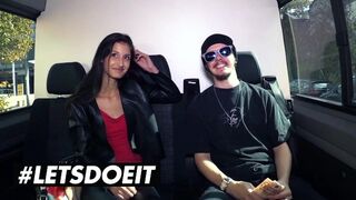 Vékony csoki Coco Kiss pénzért cumizza a óriási néger fazt az autóban