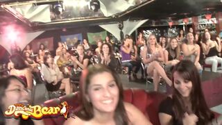 Táncoló medvék - stripperek és forró nőstények élvezik a óriási faszok szopogatását