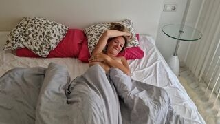 Csábító srác megbassza a haver feleségét, miután az lelépett, és pov videót készít neki