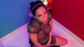 Lana cohen milf kúrja magát dildóval, miközben seggdugót visel