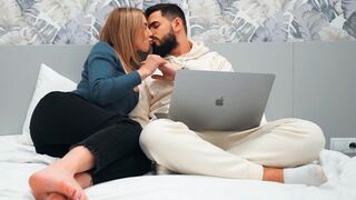 Tökéletes zsenge csábítja a szűz férfit legelső randin - beleélvezés a punciba