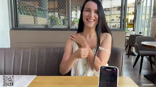 Eva keményen élvez a nyilvános étteremben a lovense ferri távirányítós műbrével