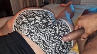 Nevelő fia megtanít közösülni a pici kanapén zaj nélkül, hogy a szüleim ne hallják a nyögéseimet