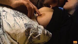 Forró csókok és mellnyalás egy zsenge számára tökéletes bimbókkal