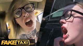 Tetkós Brit Alt-Modell Szemüvegben Keményen Bekúrva a Fake Taxi Autójában
