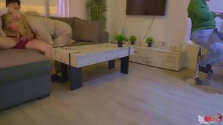 Mostohaanya leszopja a nevelő fia farkát és hátsó nyílásba reszelik a férje háta mögött