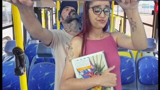Zsenge macát megbassza egy idegen a nyilvános buszban