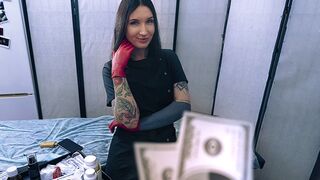 Bombázó nővér latex kesztyűben segít betegének spermamintát adni