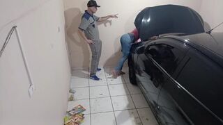 Bombázó tini luvnya a szerelőnél kamatyol az alkalmazottal