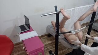 Vörös fiatal amatőr kinyílik a perverz nőgyógyásznak