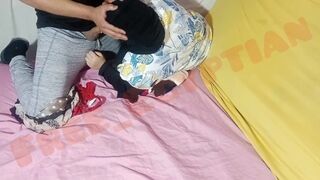 Csinos arab milf-et megbassza a zsenge srác, és kétszer is telelövi a hijabban