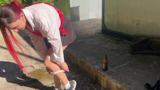 Rajtakaptam a szomszéd zsenge lányát ivás közben és üveggel büntettem meg a popóját