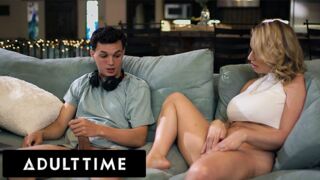 Adult Time exkluzív - Fullos MILF elkapja mostohafiát maszti közben és csatlakozik hozzá