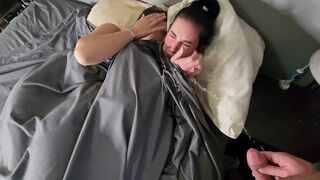 Kettő pici kannás barna hajú lányra pisil az ágyban majd pisi áztatta bugyijukban csókolóznak